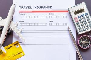 Reiseversicherungsformular mit Muster und Versicherungsdokument foto