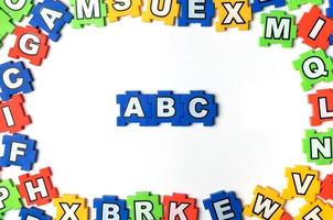 Puzzle-ABC auf weißem Hintergrund foto