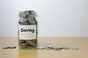 Geld sparen für Einsparungen in der Glasflasche foto
