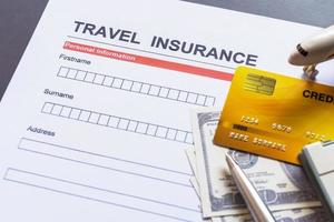 Reiseversicherungsformular mit Muster und Versicherungsdokument foto
