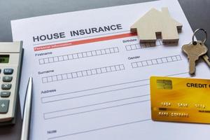 Hausversicherungsformular mit Muster und Policendokument foto