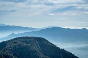 die natürliche landschaft der berge in indonesien. indonesische Berglandschaft foto