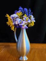 Miniknospenvase mit wilden Blumen foto