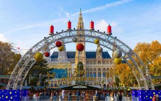 wien, österreich, 2021 - traditioneller weihnachtsmarkt mit bunten ornamenten und dekoration in wien, österreich