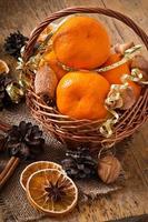 Mandarinen und Gewürze auf einem hölzernen Hintergrund foto