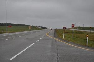 leere autobahn mit grauem himmel foto