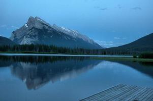 Blick auf die Berge in den kanadischen Rocky Mountains foto