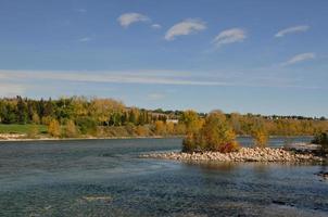 Herbstfarben am Fluss foto