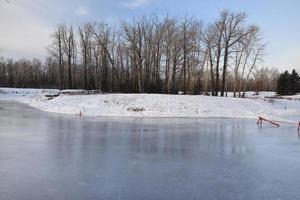 Eisbahn im Freien am Teich foto