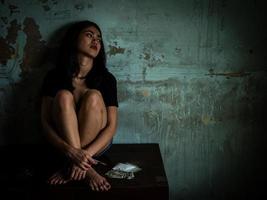 Teenager-Mädchen werden betrunken, nachdem sie eine illegal gekaufte Spritze zur Bestrafung in den Körper benutzt haben foto