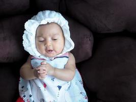 Baby asiatische Mädchen verkleiden sich in niedlichen Modekleidern für Neugeborene foto