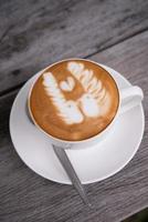 Latte Art Kaffee im Café