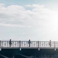 bilbao, vizcaya, spanien, 2022-person, die auf brücke geht foto