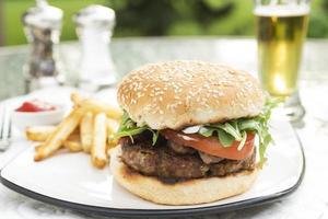 Gefüllter Cheeseburger mit Speck und Bleu foto