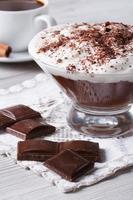 Schokoladenmousse mit Schlagsahne und Kaffee, vertikal foto