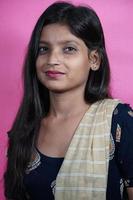 ein indisches Mädchen mit Laptop im isolierten Hintergrund foto