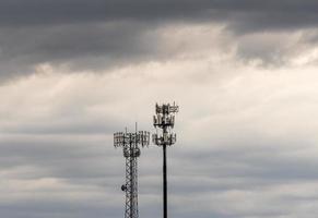 zwei Mobilfunkmasten, die bei bewölktem Himmel digitale Dienste für ländliche Gebiete bereitstellen foto