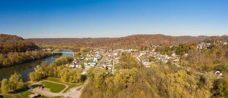 Luftdrohnenpanorama der Innenstadt von Point Marion in Pennsylvania foto