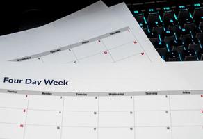 Kalender, der eine viertägige Arbeitswoche darstellt, wobei freitags ein Urlaubstag ist foto
