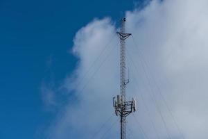 handy oder mobiler serviceturm mit breitband-internetdienst gegen blauen himmel foto