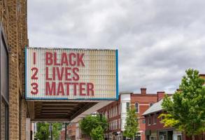 Modell einer Filmkino-Werbetafel mit Black Lives Matter auf dem Message Board foto