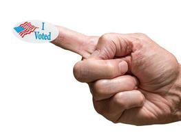 ich habe den kampagnenaufkleber am finger der hand eines älteren erwachsenen isoliert gegen weiß gewählt foto