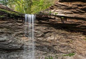 Wasserfall an den Ozonfällen in Tennessee, der den Rand der Schlucht zeigt foto