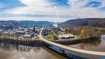 point marion von drone mit fort martin kohlekraftwerk am fluss monongahela im hintergrund foto