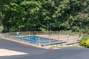 Gemeinschaftspool im Sommer, den niemand benutzt foto