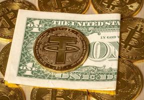 Tether-Coin-Konzept, das als Möglichkeit zum Handel mit Bitcoin und anderen Altcoins mit einem Dollarschein verwendet wird foto