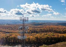 handy- oder mobiler serviceturm in einem waldgebiet von west virginia mit breitbanddienst foto