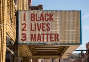 Modell einer Filmkino-Werbetafel mit Black Lives Matter auf dem Message Board foto