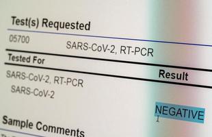 ansicht des computerbildschirms, die das ergebnis des pcr-tests für covid-19 als negativ zeigt foto