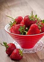 Nahaufnahme von Erdbeeren auf hölzernen Hintergrund