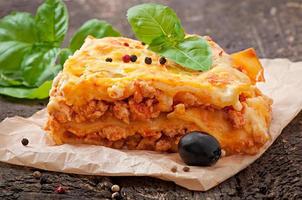klassische Lasagne mit Bolognese-Sauce foto