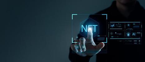 Geschäftsmann Finger berühren virtuellen Bildschirm, NFT-Token digitales Kryptokunst-Blockchain-Technologiekonzept. foto