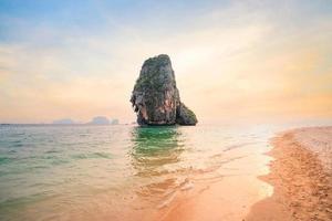 meer, strand und felsige berge am tropischen abend foto