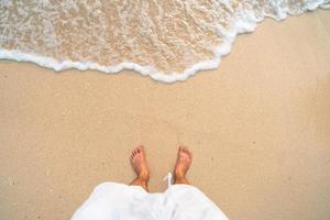 meer, strand und felsige berge am tropischen abend foto