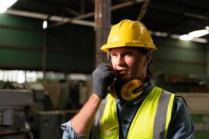 leitender Maschinenbauingenieur, der in einer mechanischen Fabrik arbeitet foto