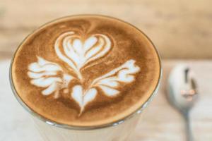 Nahaufnahme einer Tasse Kaffee mit Latte Art auf der Oberfläche. foto