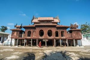 shwe yaunghwe kloster der große fenstertempel einer der touristenattraktionen in der stadt nyaungshwe in myanmar. foto