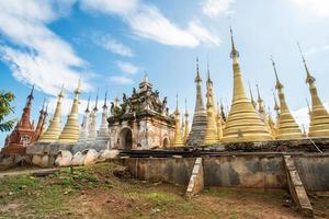 die gruppe der alten pagode namens shwe indein befindet sich im dorf in der nähe des inle-sees von myanmar. foto