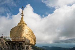 die goldene felsenpagode oder kyaikhtiyo-pagode im mon-bundesstaat myanmar. Dieser Ort ist einer der erstaunlichsten buddhistischen Orte in Myanmar. foto