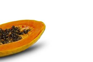 halber Schnitt frischer reifer Papaya mit Samen isoliert auf weißem Hintergrund. selektiver Fokus. foto