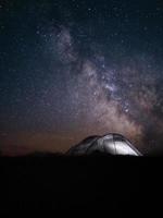 Milchstraße über einem Campingzelt foto