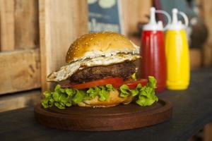 Hamburger auf Holztisch foto