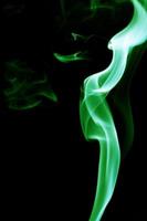 grüner Rauch auf schwarzem Hintergrund