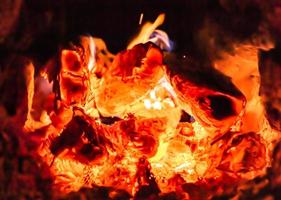 schöner alter kamin mit leichtem flammenfeuer zum heizen des gebäuderaums