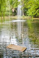 Entspannen Sie sich in einer Holzhängematte am Wasser foto