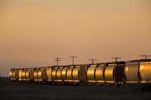 Zug bei Sonnenuntergang Saskatchewan Kanada foto